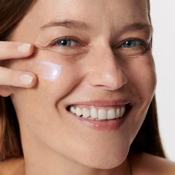 240-hydraglobal-serum-model.jpg
