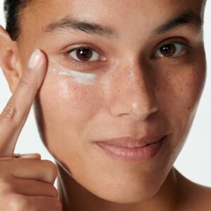 250-hydraglobal-eye-contour-gel-cream-model_00b9c85d-b651-476a-b128-d9abb2dd0cf3.jpg