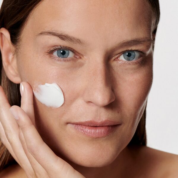 5-nutrivital-velvet-nourishing-cream-model.jpg