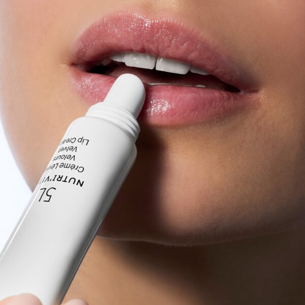 5l-nutrivital-velvet-lip-cream-model_4ab1fe76-8aa0-422c-99bf-addf312ab14d.jpg